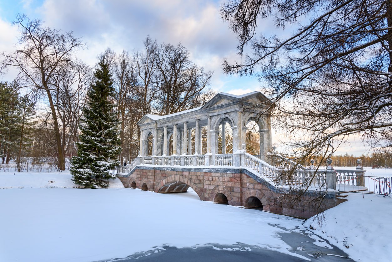 Мраморный мост в парке