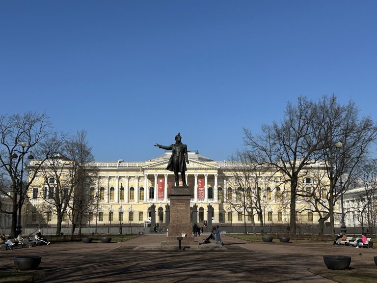 Площадь Искусств, вид на Русский Музей