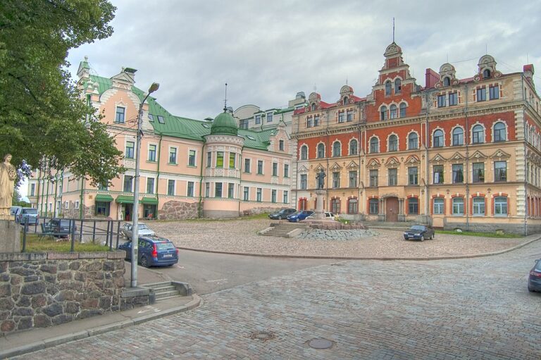 1082px-byvshaya_ratusha_vyborg.jpg
