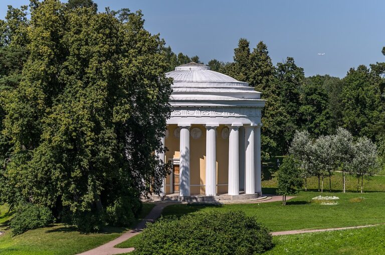 1087px-temple_of_friendship_in_pavlovsk_park_02.jpg