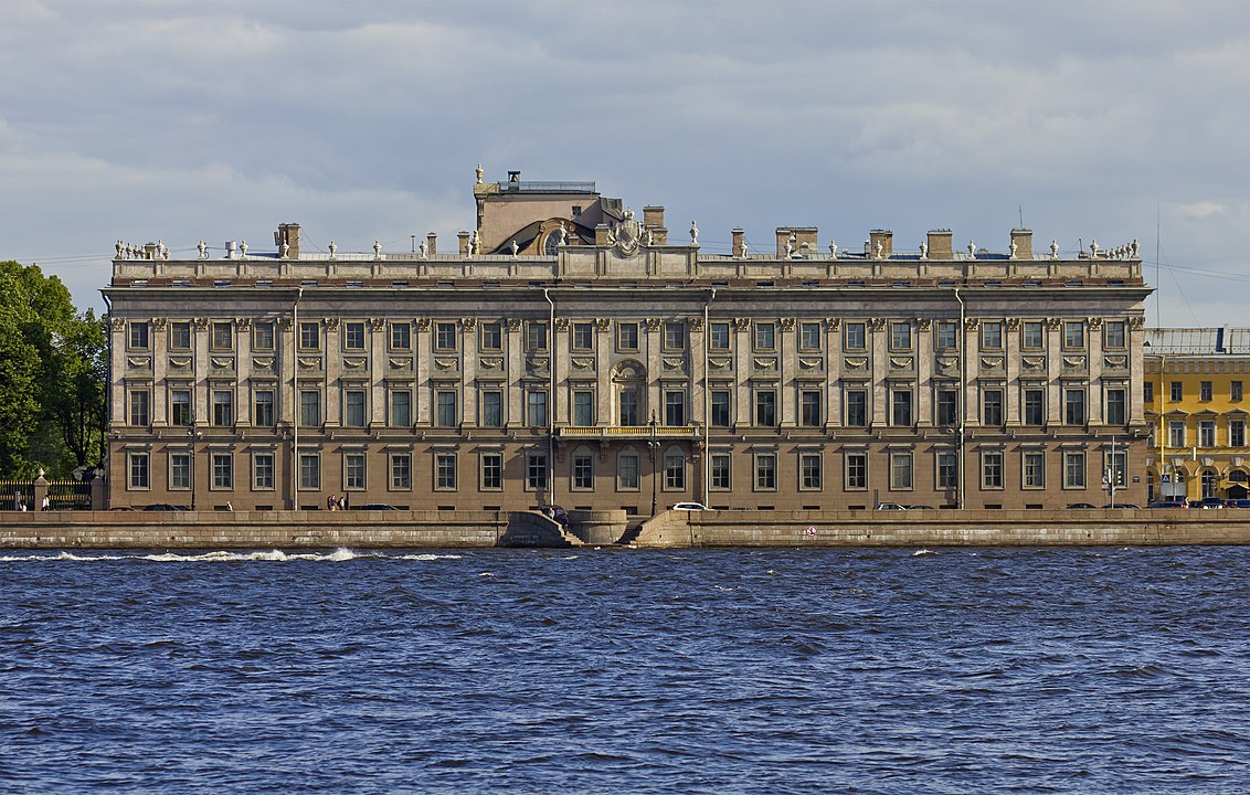 1132px-spb_06-2012_palace_embankment_various_01.jpg