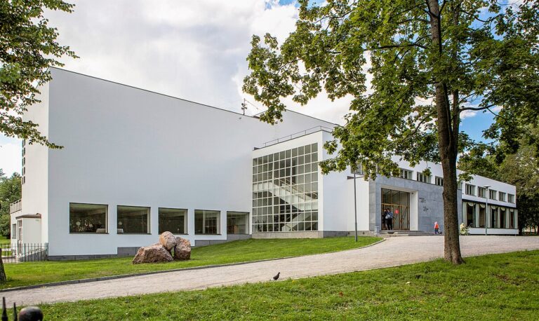 1208px-alvar_aalto_library_vyborg3.jpg