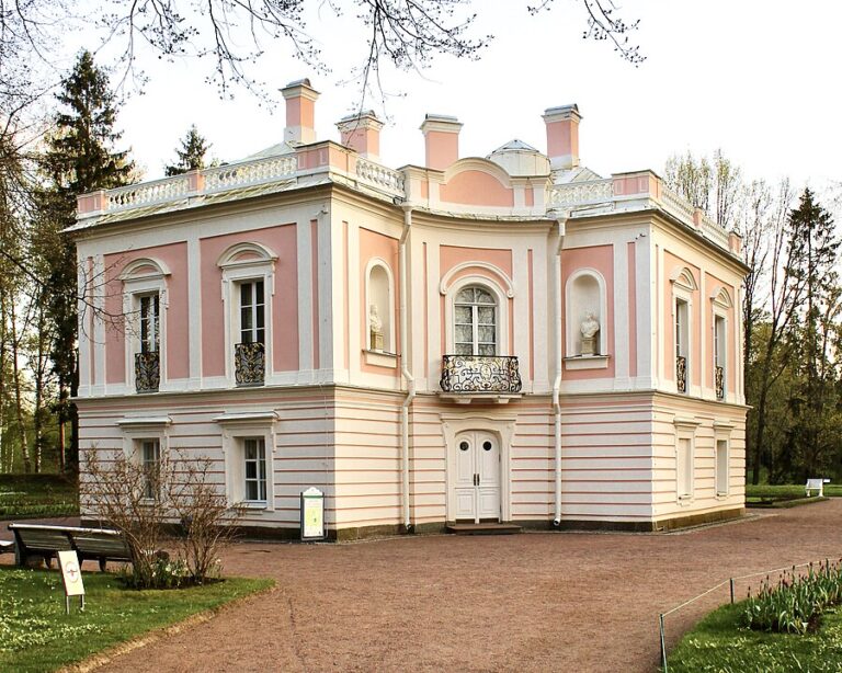 900px-peter_iii_palace_oranienbaum_st._petersburg.jpg
