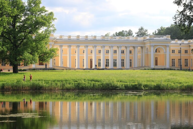 aleksandrovskij-dvorecz-czarskoe-selo.jpg