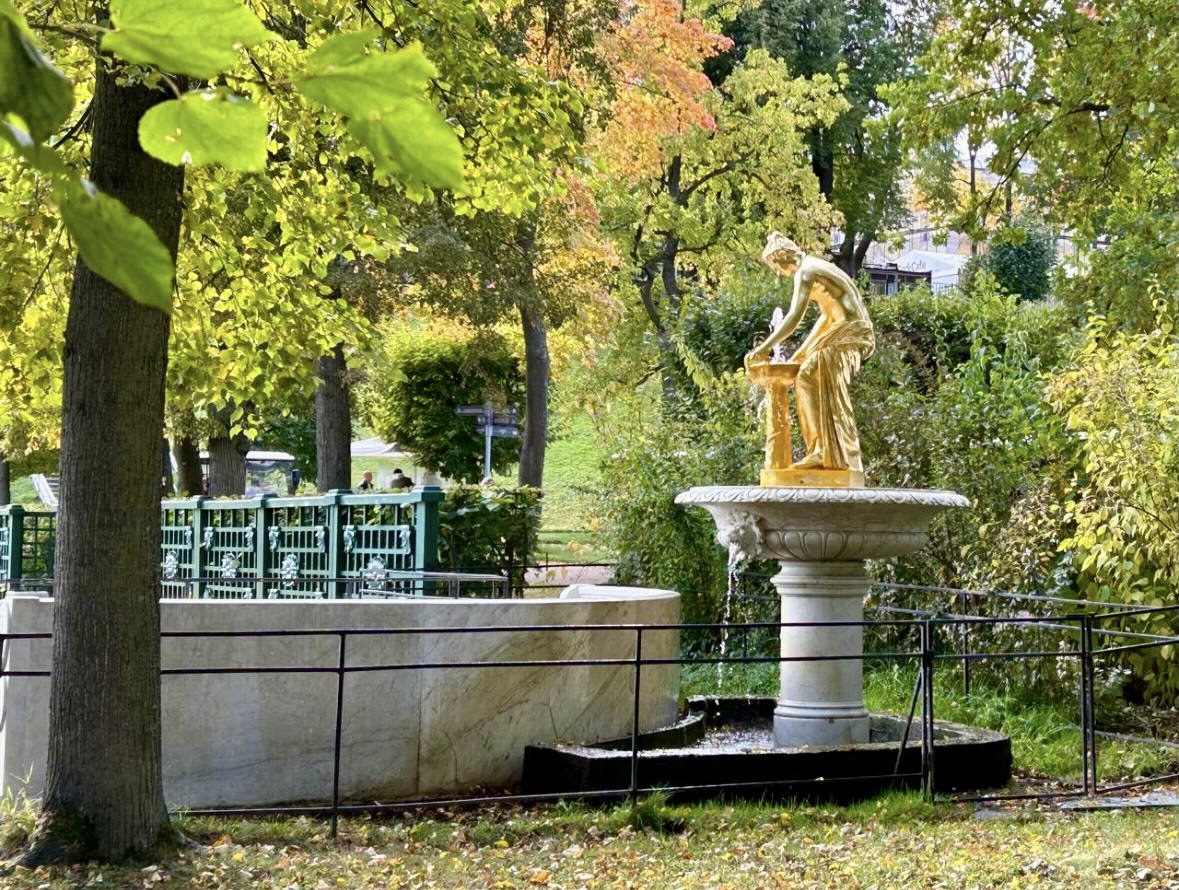 Фонтаны в Нижнем парке осенью