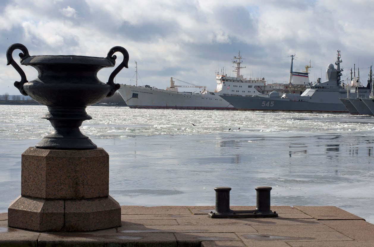 Военные корабли в порту