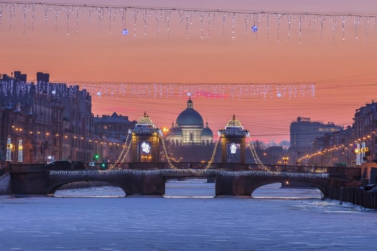 Вечерняя обзорная экскурсия по новогоднему Петербургу