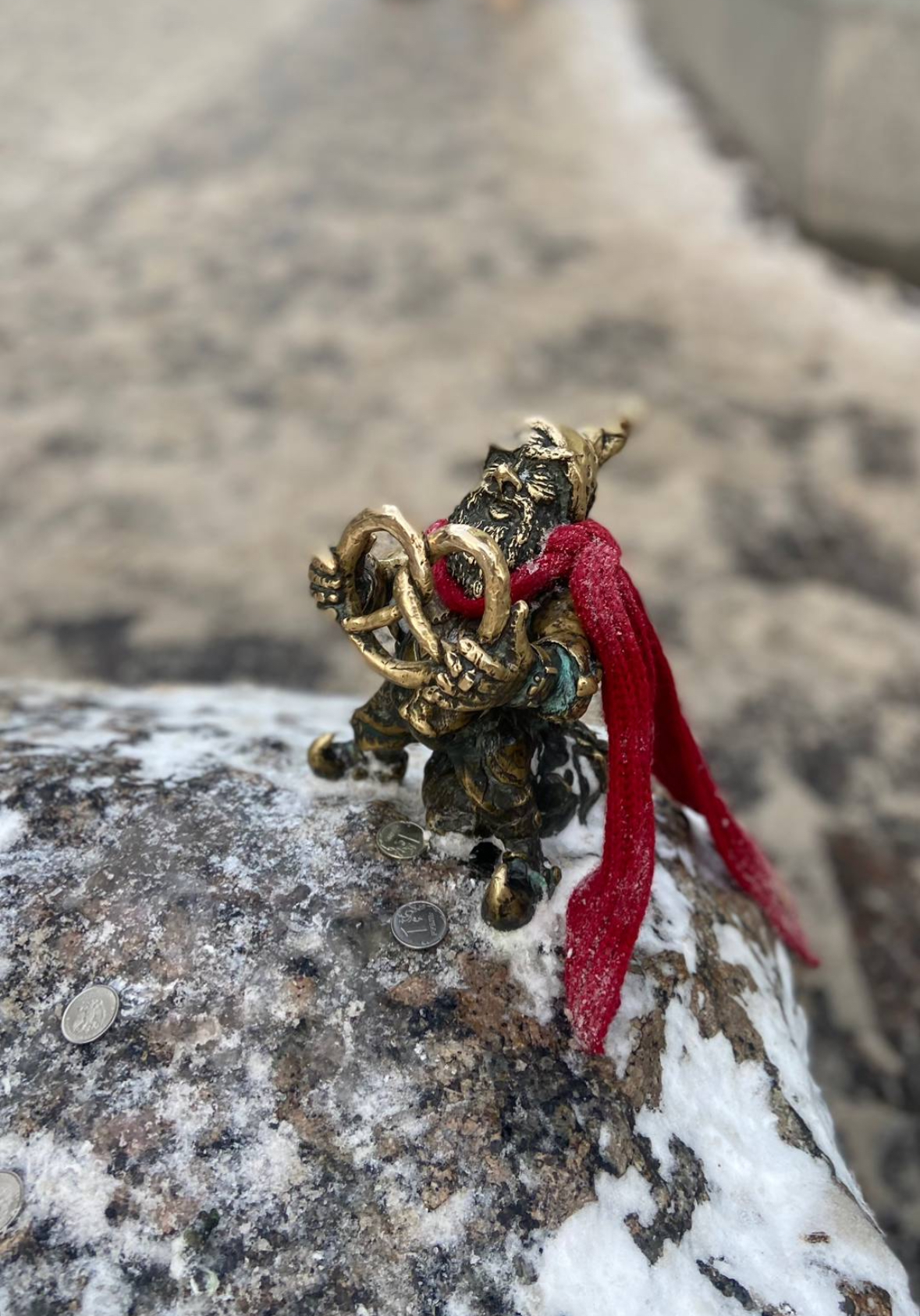 Гном Вили с кренделем