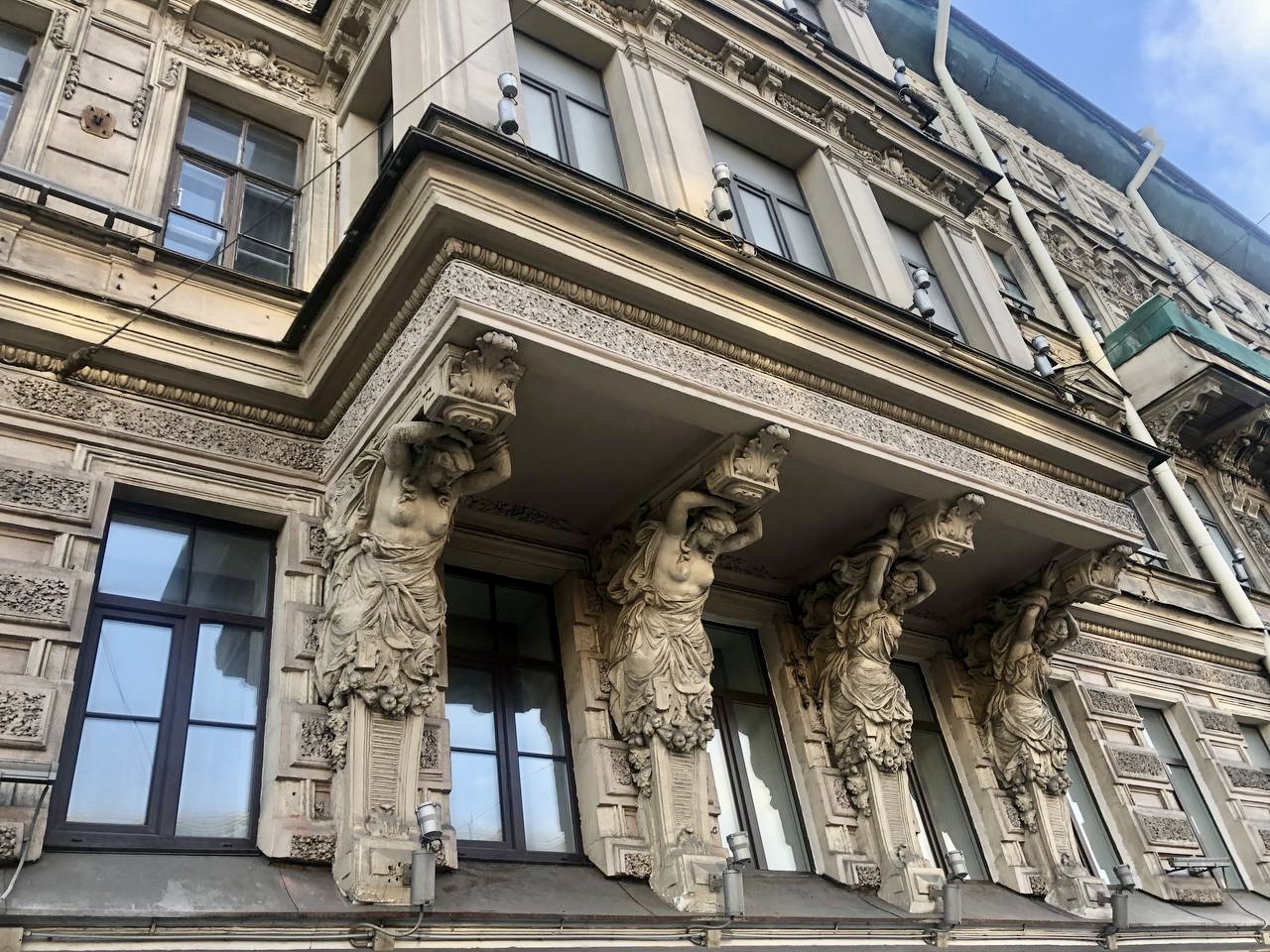 Скульптуры Атлантов