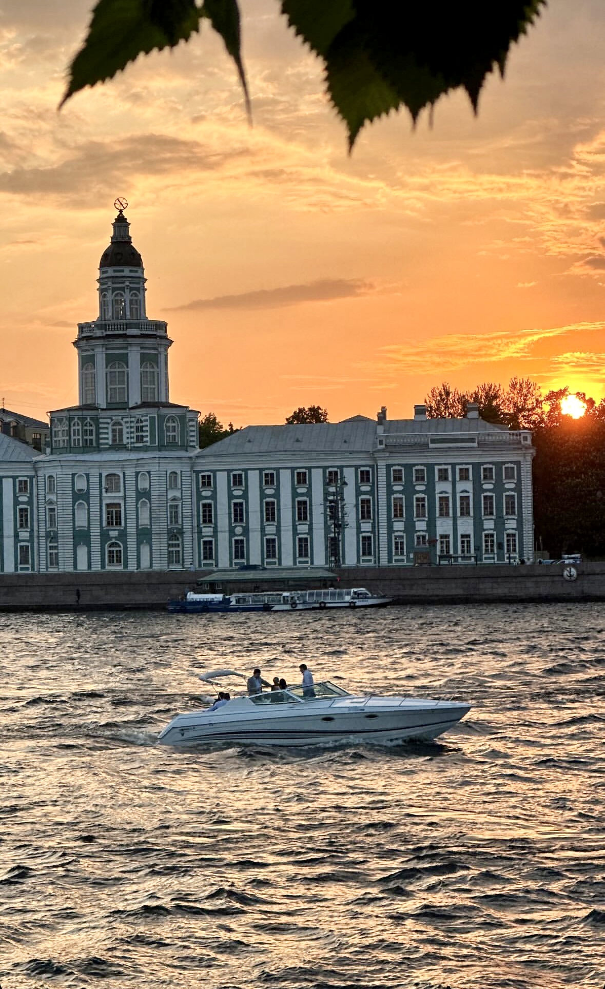 Вид на Кунсткамеру на закате