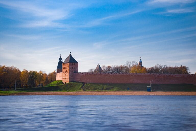 reka-volhov-velikij-novgorod-kreml.jpg
