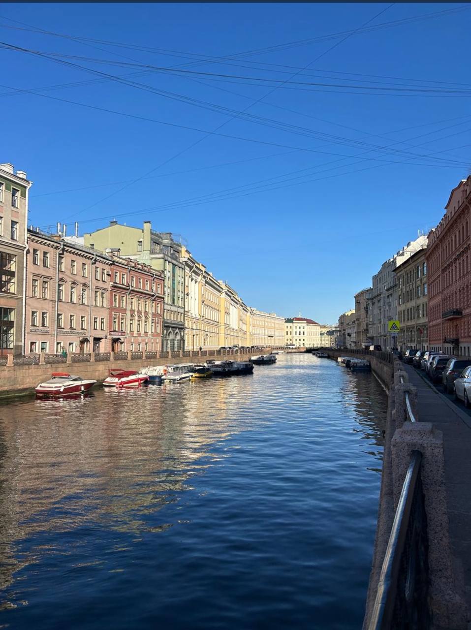 Вид с набережной на канал в Петербурге