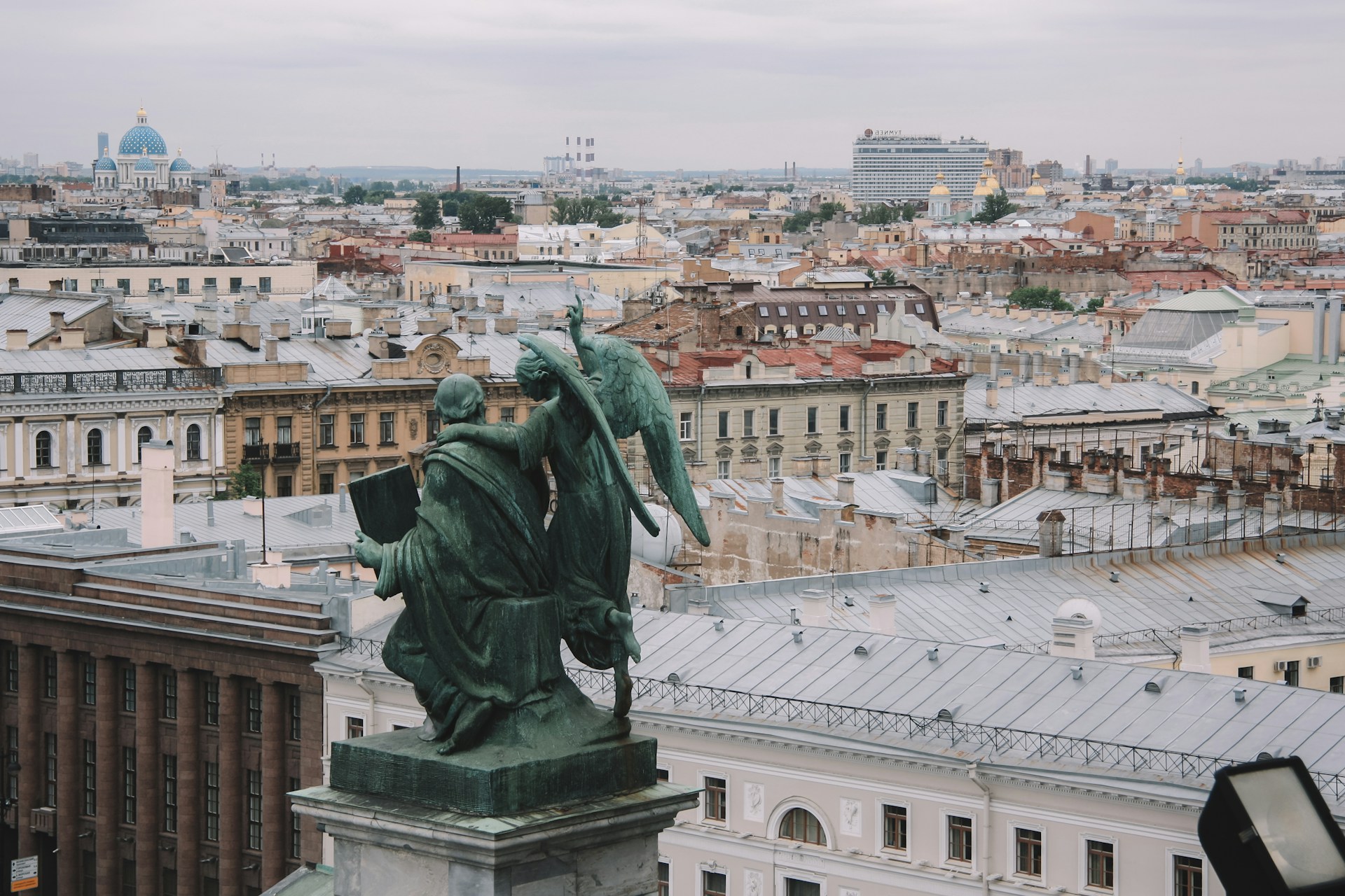 Статуя на крыше, Петербург
