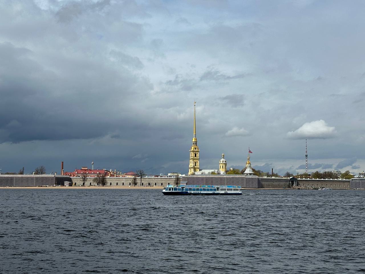 Нева, вид на Петропавловскую крепость