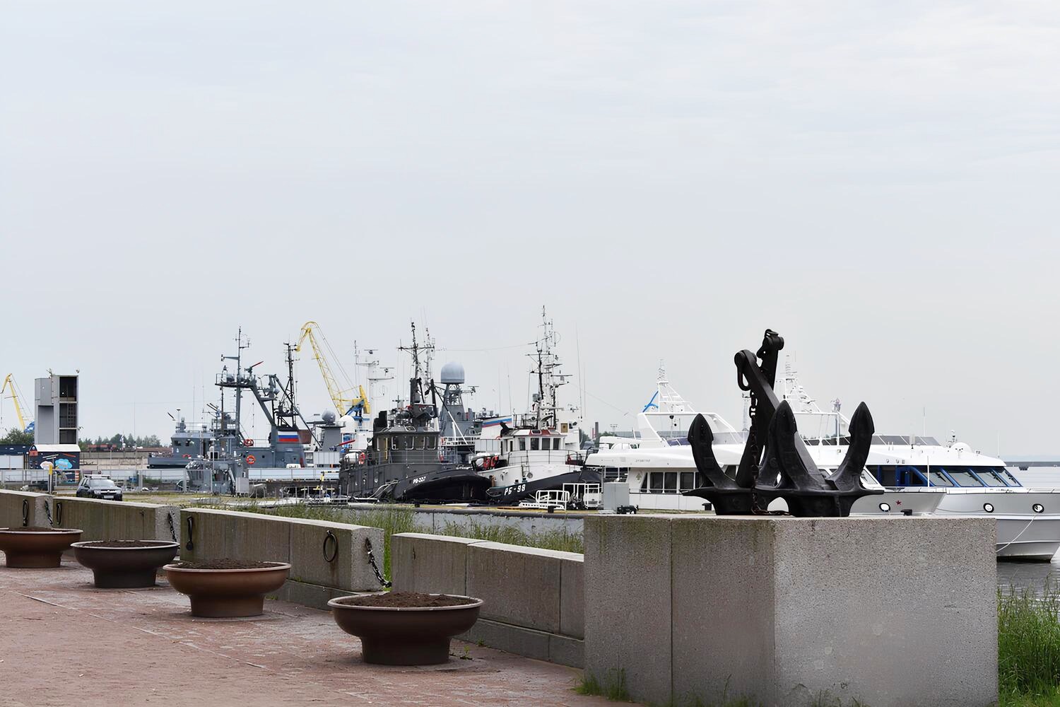 Вид на корабли в Кронштадте