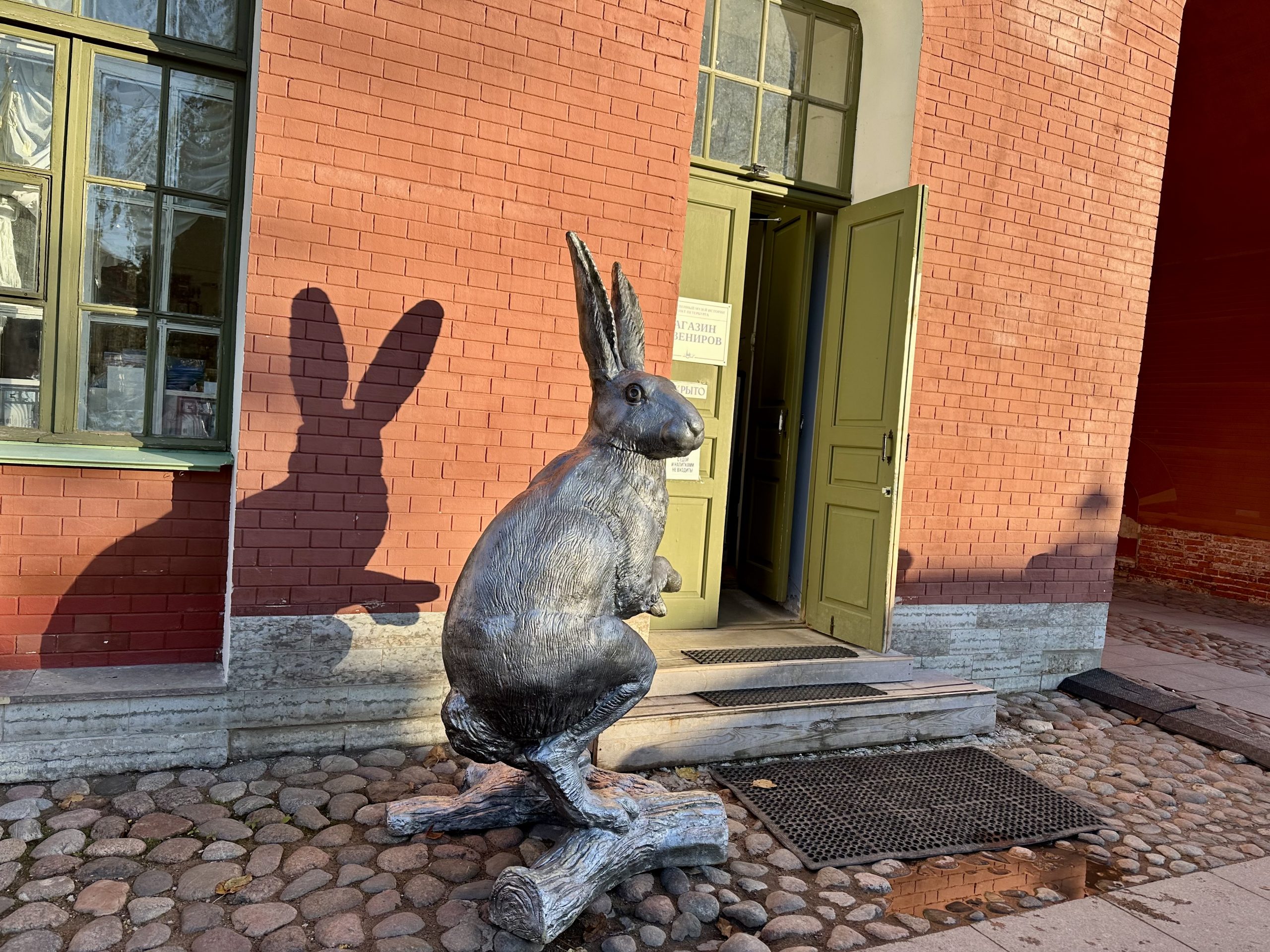 Памятник зайцу Арсению