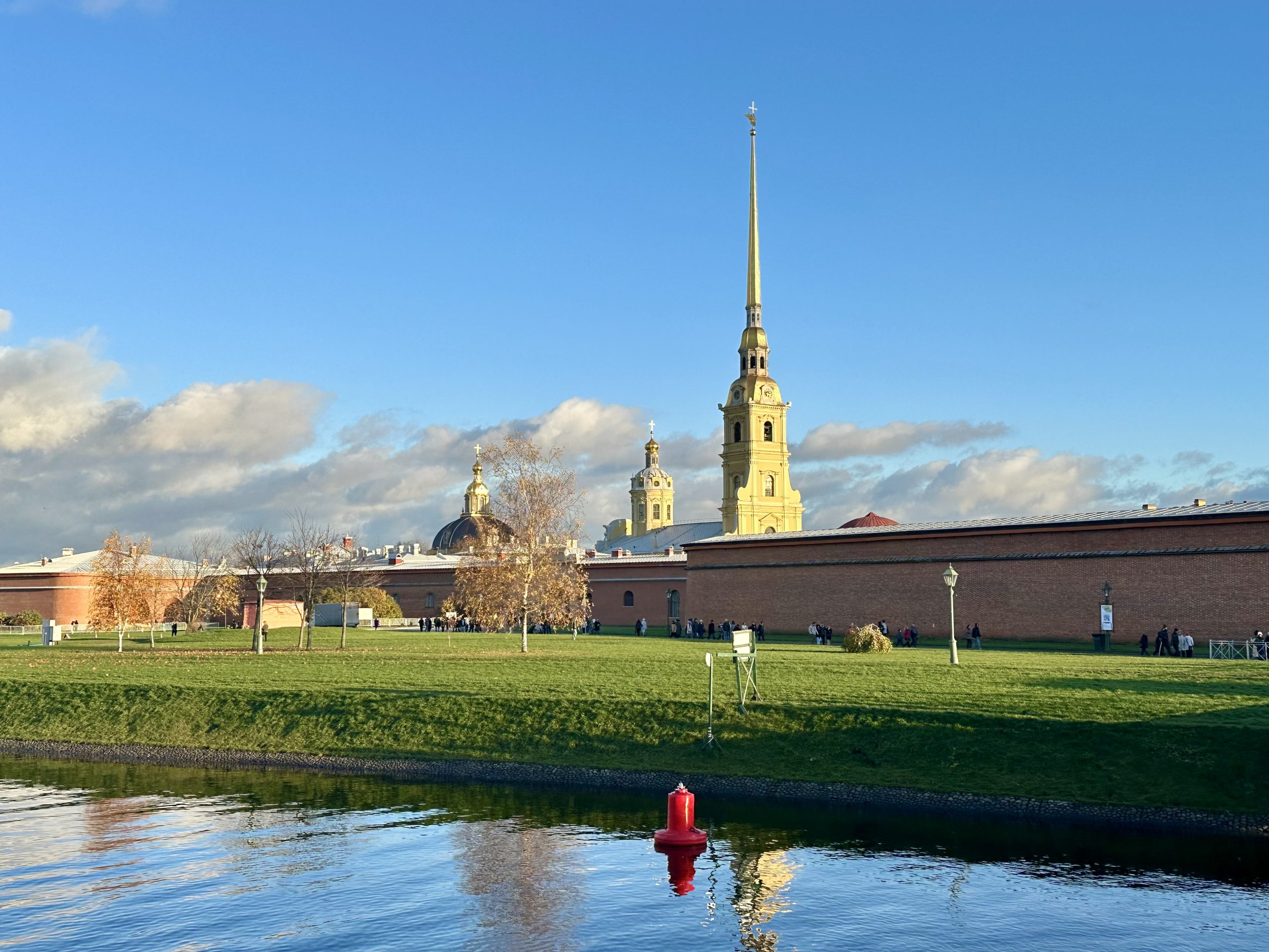 Вид с моста на фасад крепости
