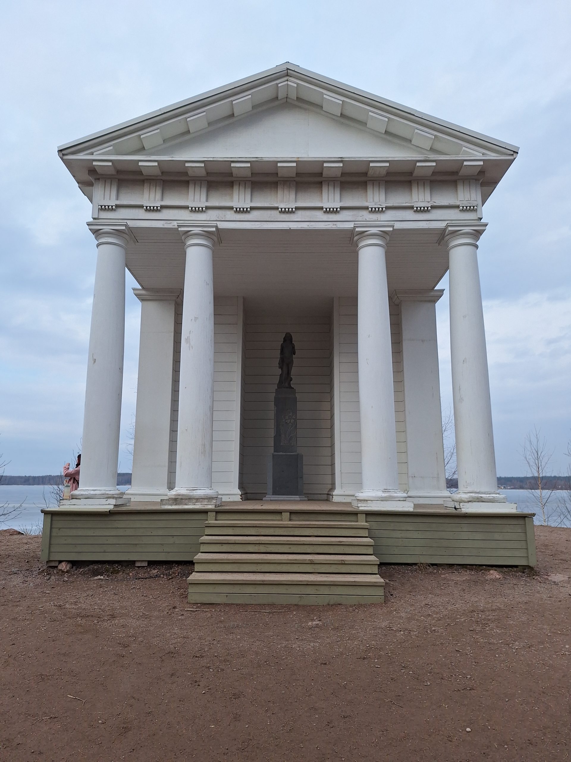 Храм Нептуна в парке Монрепо